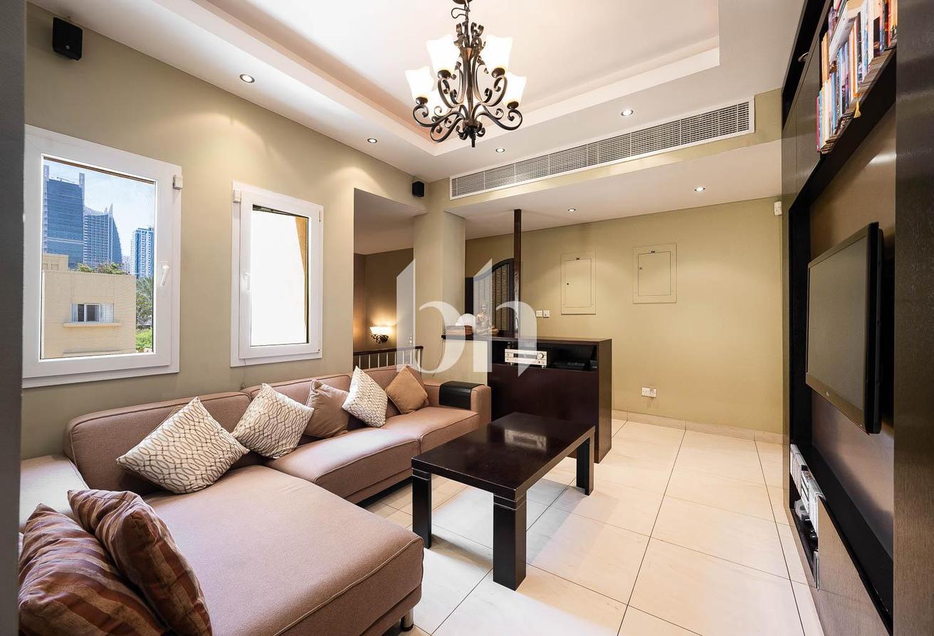 Single Row | Fully upgraded | Unfurnished photo 11