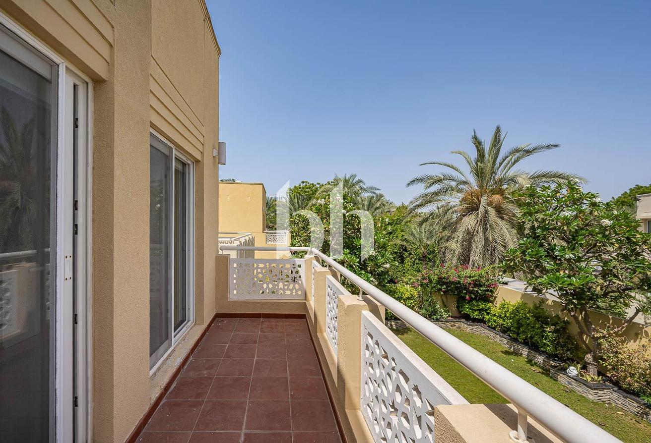 Single Row | Fully upgraded | Unfurnished photo 21