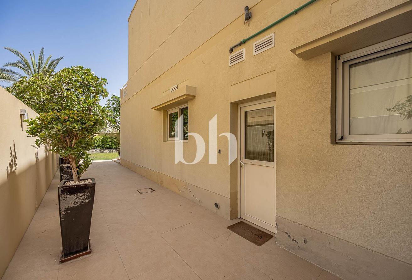 Single Row | Fully upgraded | Unfurnished photo 27