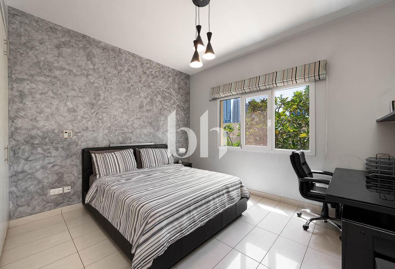 Single Row | Fully upgraded | Unfurnished photo 15