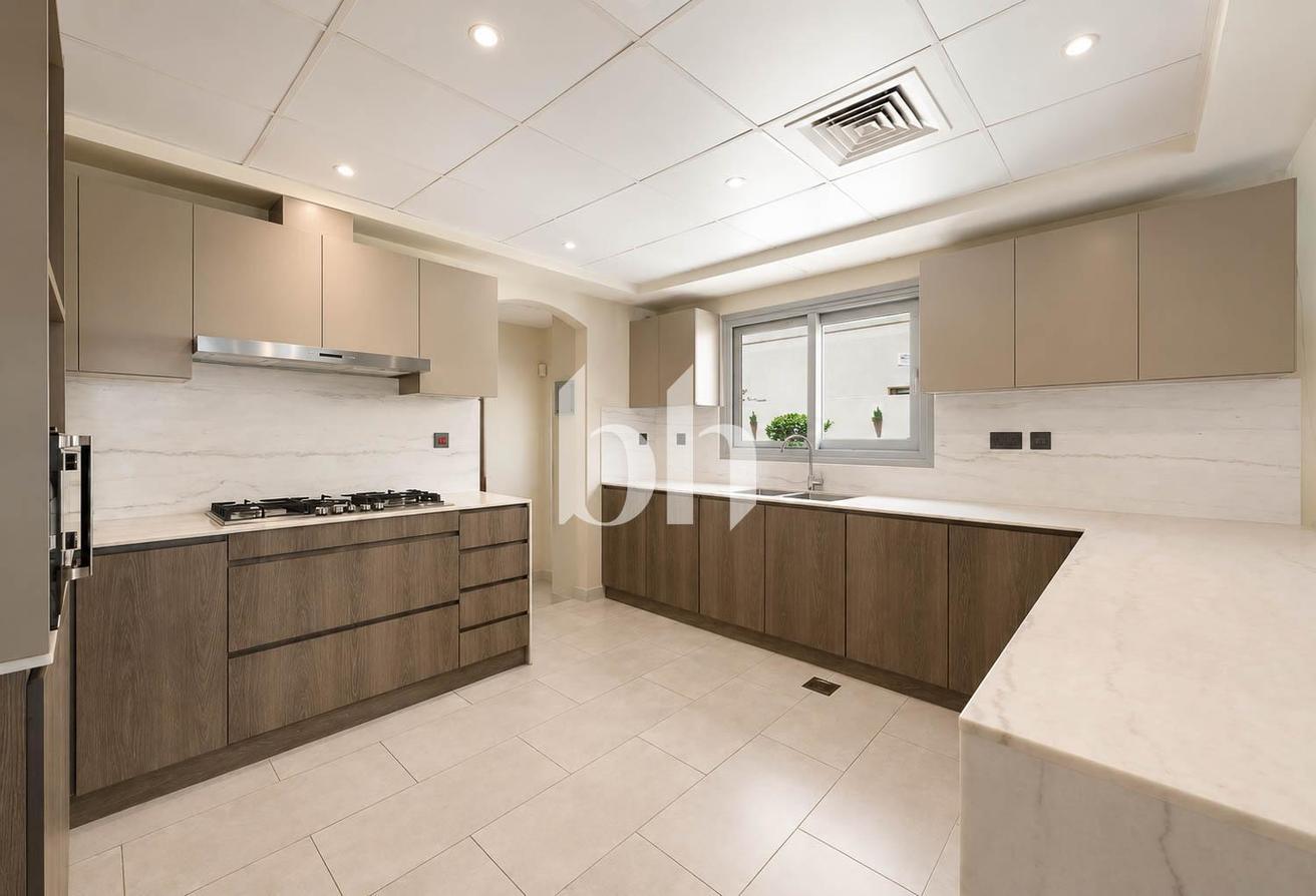 Single Row | Fully upgraded | Unfurnished photo 9