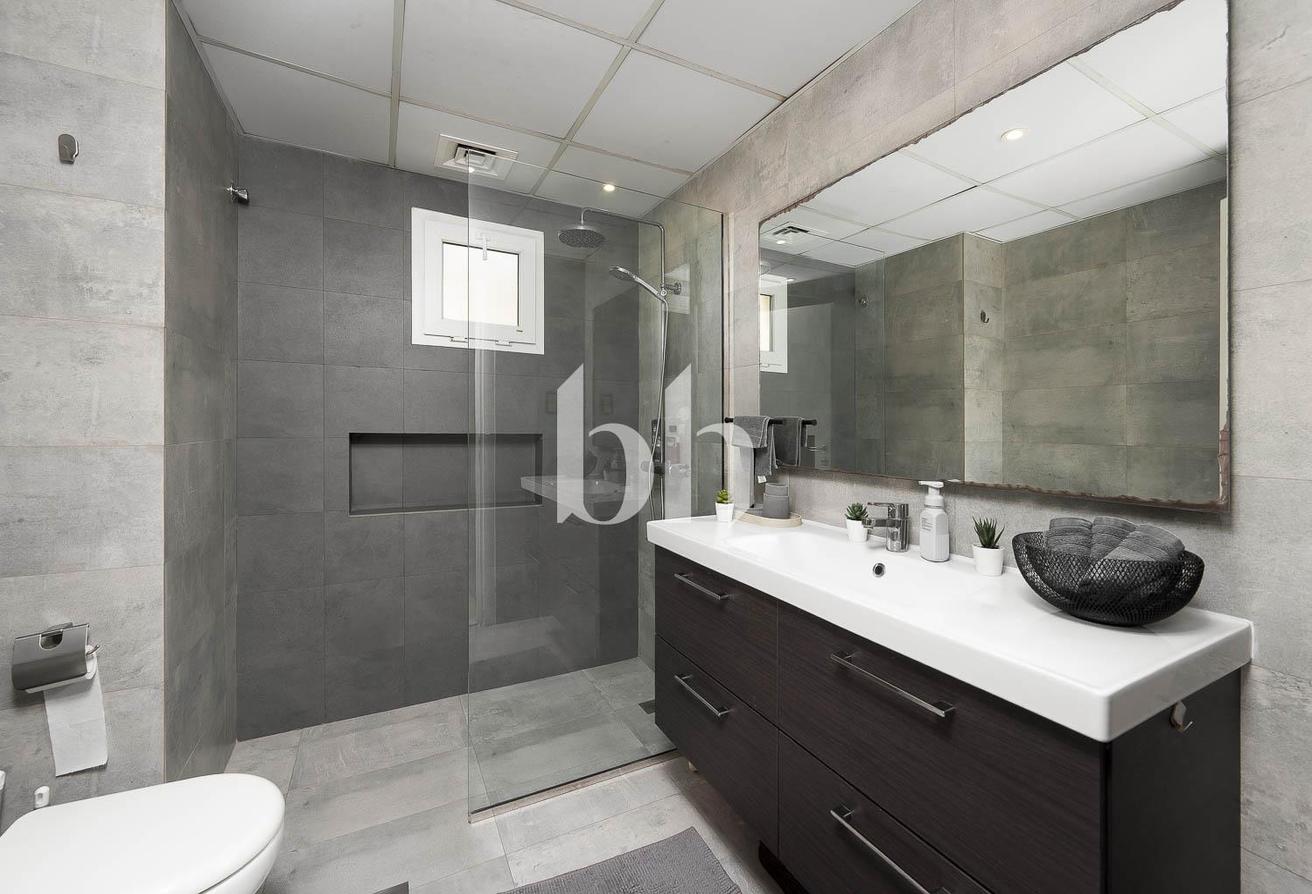 Single Row | Fully upgraded | Unfurnished photo 16