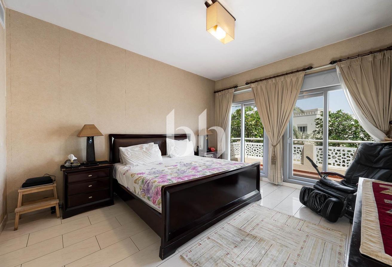 Single Row | Fully upgraded | Unfurnished photo 12