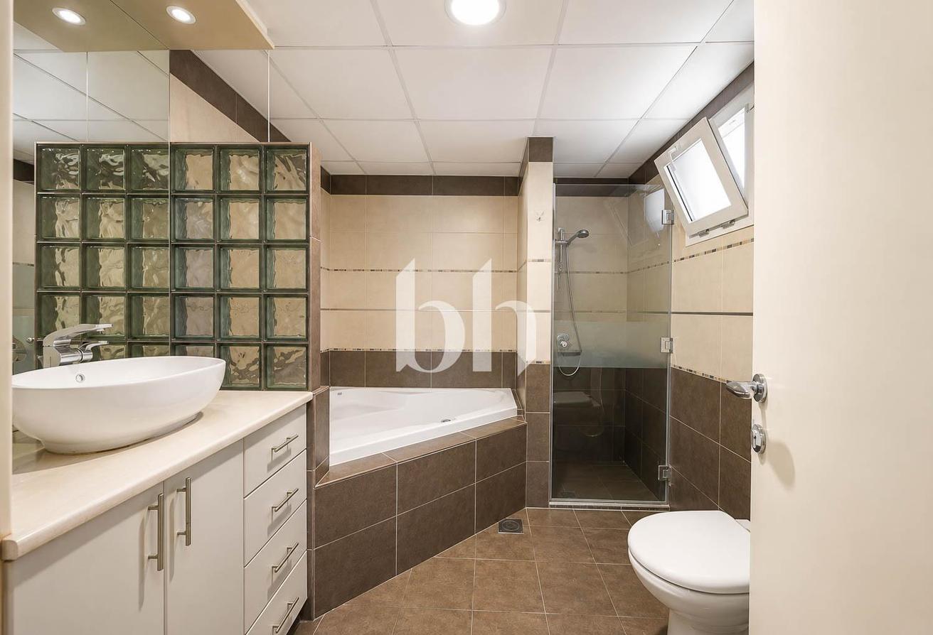 Single Row | Fully upgraded | Unfurnished photo 14