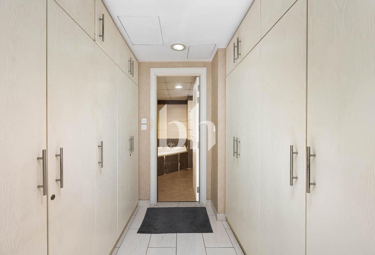 Single Row | Fully upgraded | Unfurnished photo 13