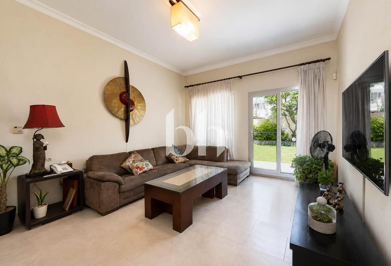 Single Row | Fully upgraded | Unfurnished photo 7