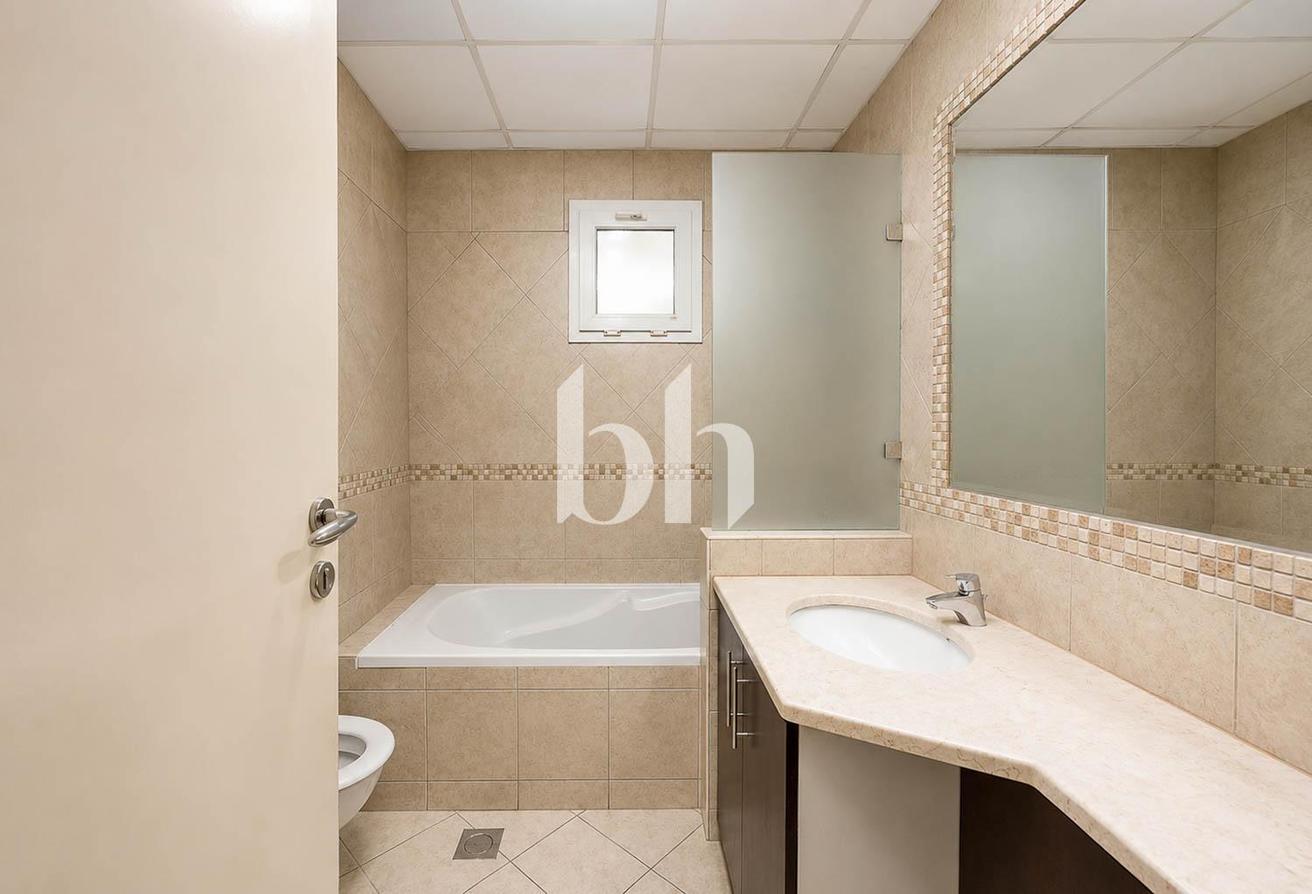 Single Row | Fully upgraded | Unfurnished photo 6