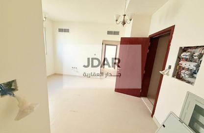عمارة بالكامل - 7 غرف نوم - 8 حمامات للبيع في مجمع مويلح - تجارية مويلح - الشارقة