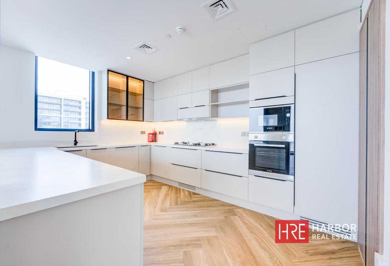 Plus Maids Room | Brand New | Boulevard View photo 7