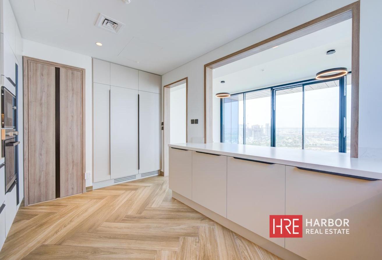 Plus Maids Room | Brand New | Boulevard View photo 6