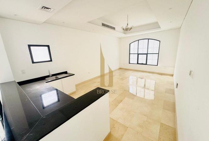 FLEXIBLE CHEQUES COMPOUND BRIGHT ROOMS SHARED POOL