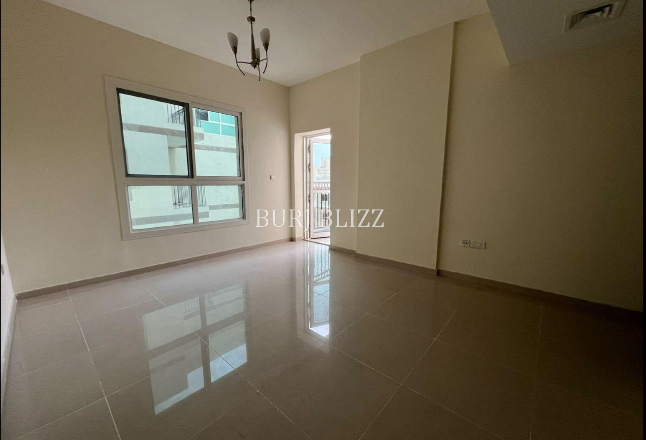 Bright and Modern | Prime Location | Vacant photo 4