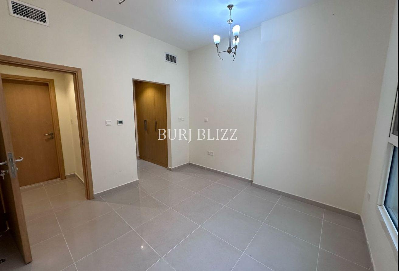 Bright and Modern | Prime Location | Vacant photo 8
