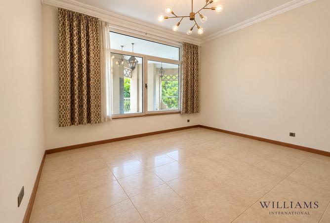 CLOSE TO MALL | VACANT | DIRECT PARK ACCESS photo 2