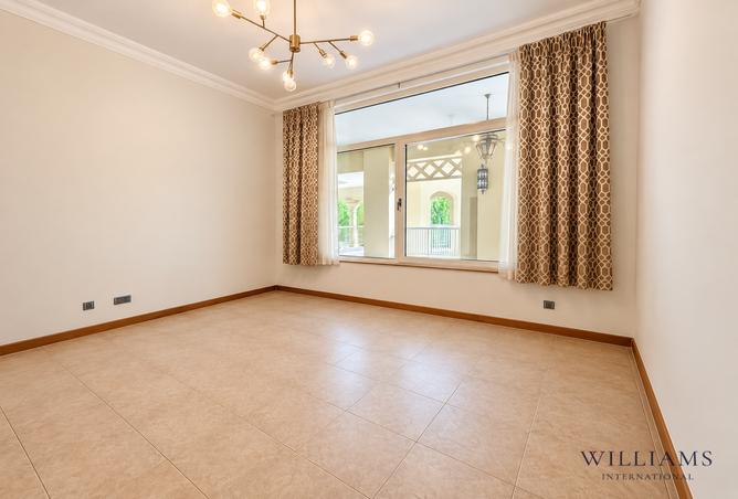 CLOSE TO MALL | VACANT | DIRECT PARK ACCESS