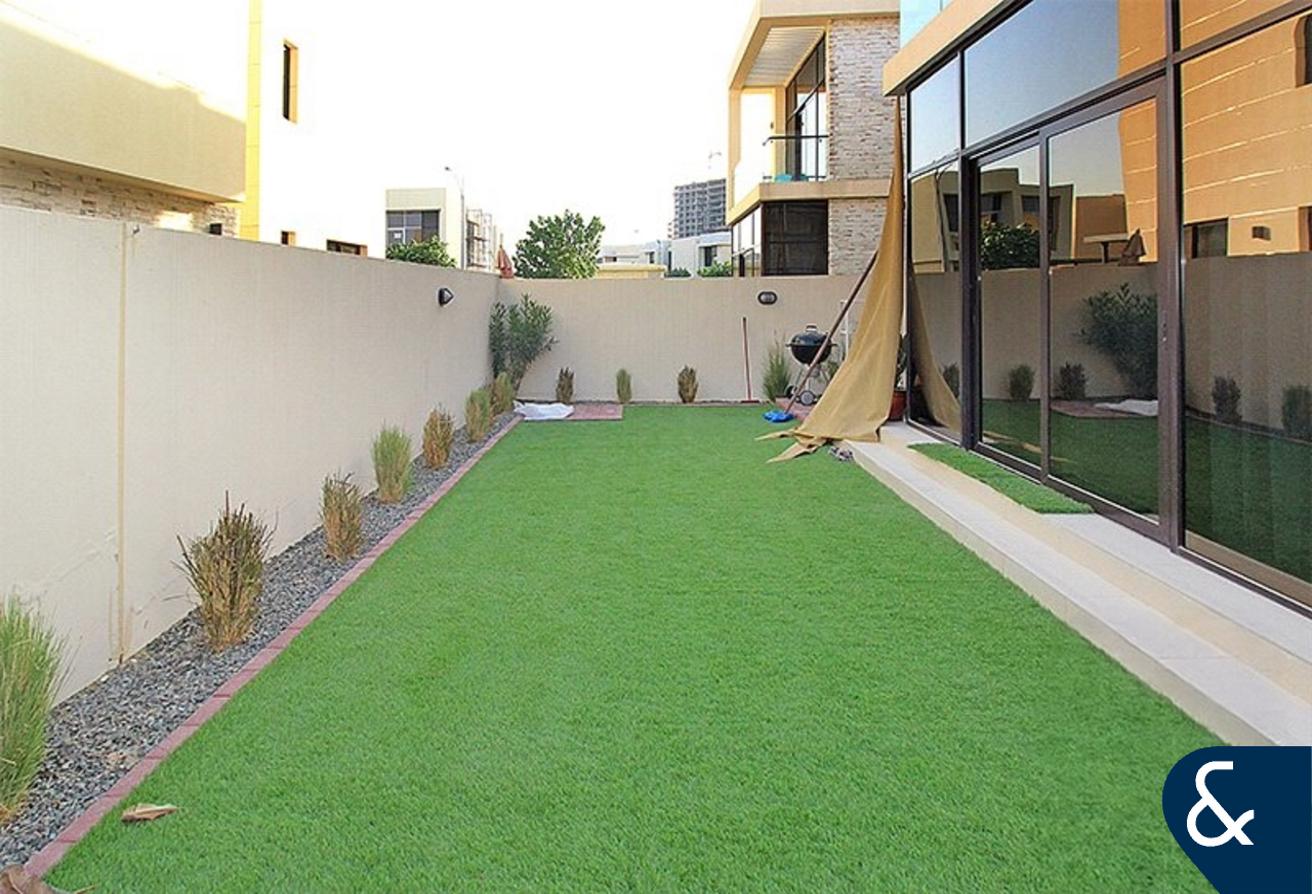 5 Bed | Unfurnished | Spacious living photo 10