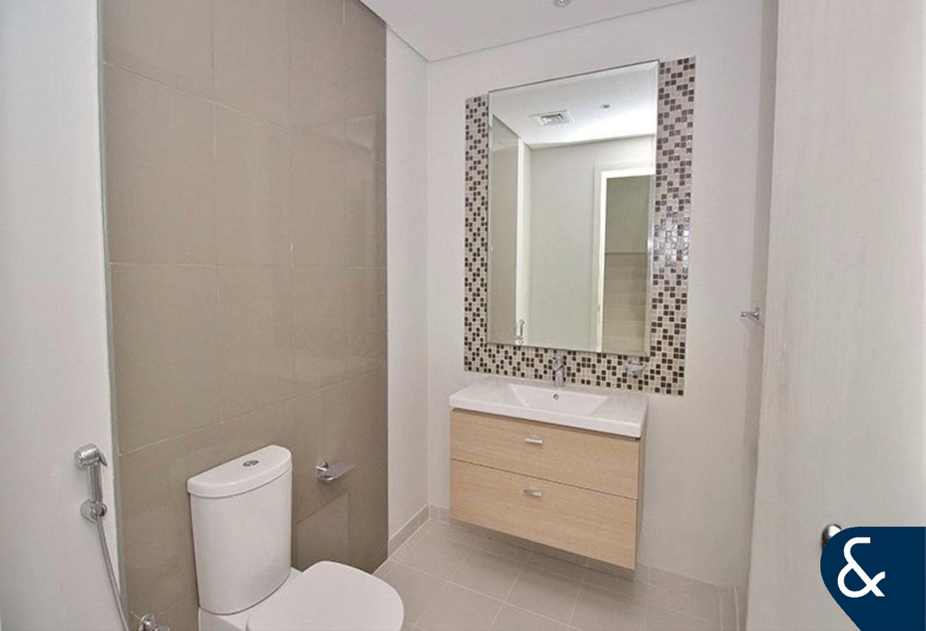 5 Bed | Unfurnished | Spacious living photo 9