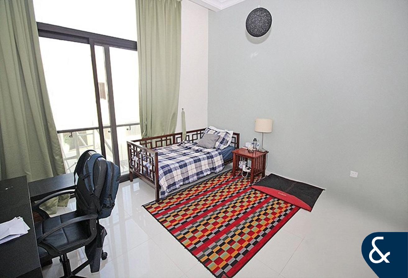5 Bed | Unfurnished | Spacious living photo 7