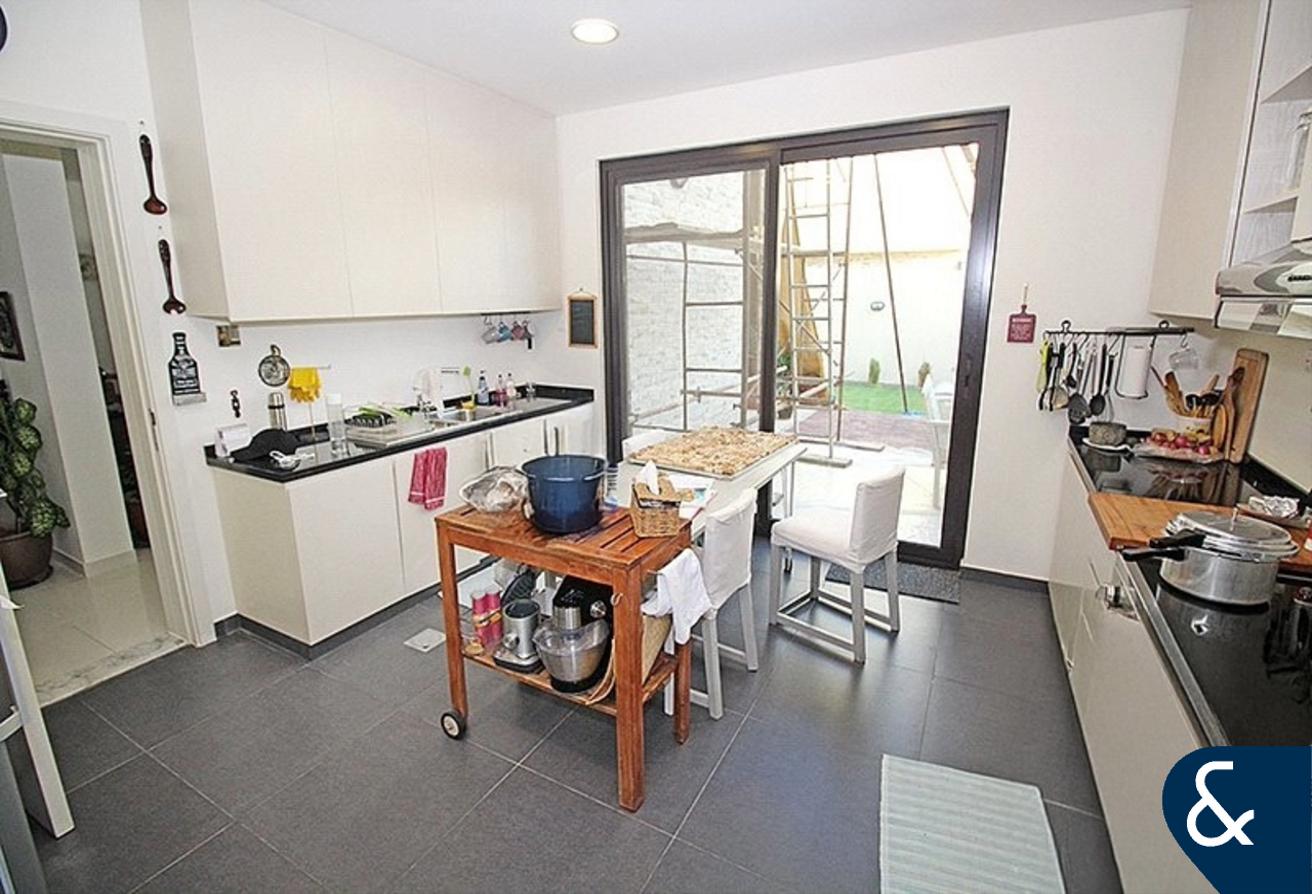 5 Bed | Unfurnished | Spacious living photo 5