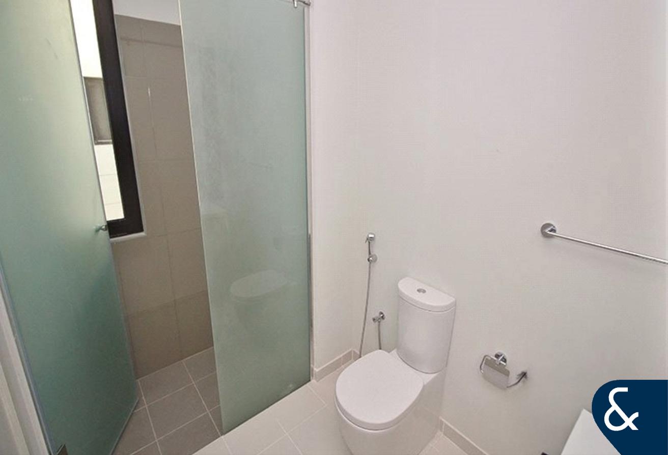 5 Bed | Unfurnished | Spacious living photo 8