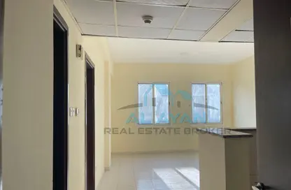 شقة - غرفة نوم - 2 حمامات للايجار في ك12 - طراز يوناني - المدينة العالمية - دبي