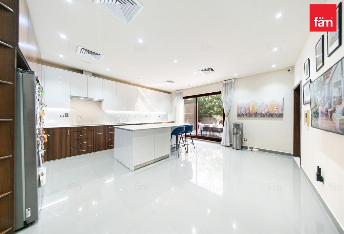 Modern Villa With Nearby Schools & Amenities photo 2