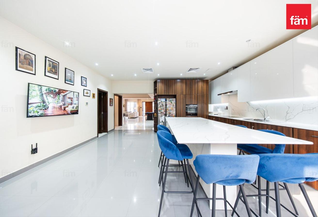 Modern Villa With Nearby Schools & Amenities photo 5