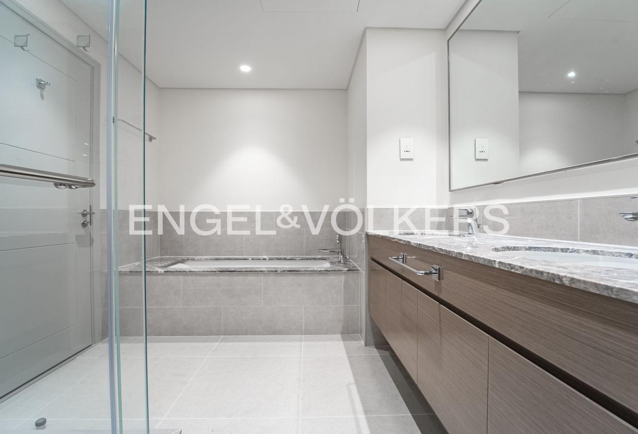 Upgraded & Premium | Boulevard & Opera View photo 11
