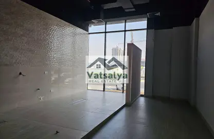 Shop - Studio for rent in Dubai Land Residence Complex - Dubai