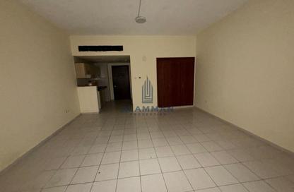 شقة - 1 حمام للايجار في L07 - طراز يوناني - المدينة العالمية - دبي شقة - 1 حمام للايجار في L07 - طراز يوناني - المدينة العالمية - دبي