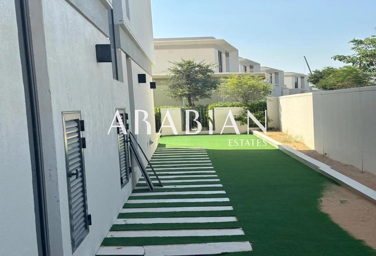 Single Row | Vacant July | Landscaped photo 15