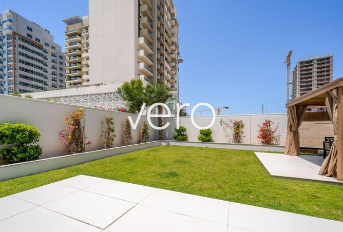 Single Row Villa | Landscaped | Upper Lounge — photo 2