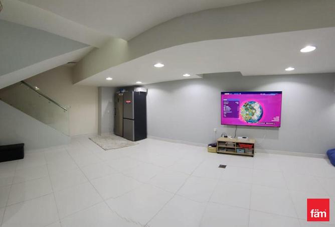 Vacant| Roof Top+Basement| Corner Unit