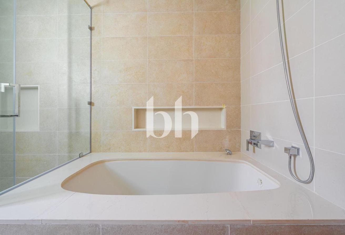 Prime location | Exclusive | Contemporary photo 6