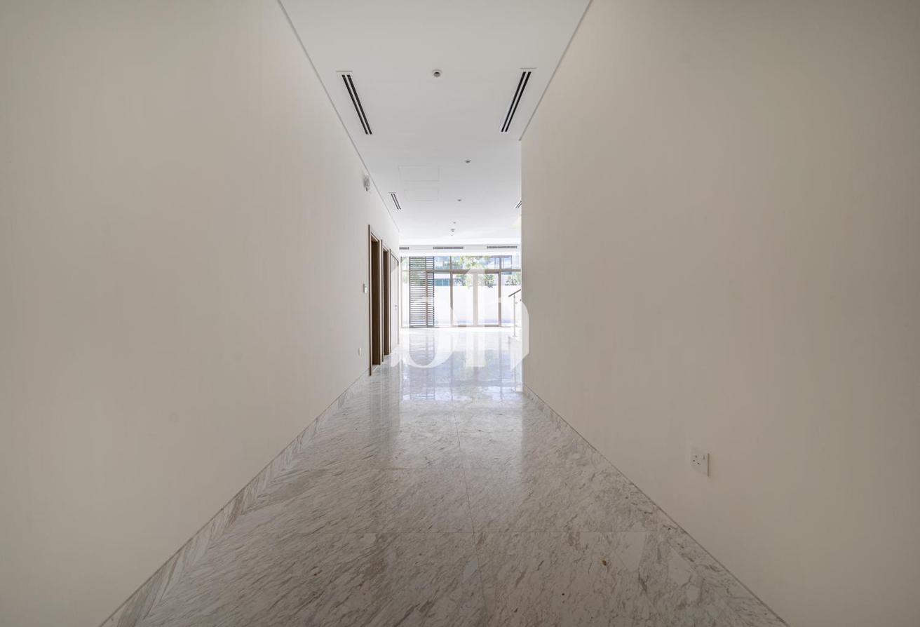 Prime location | Exclusive | Contemporary photo 11