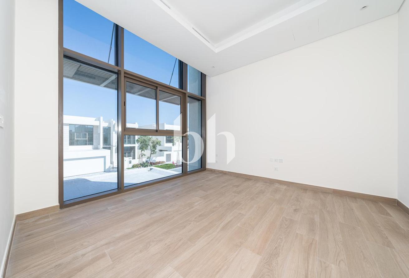 Prime location | Exclusive | Contemporary photo 12