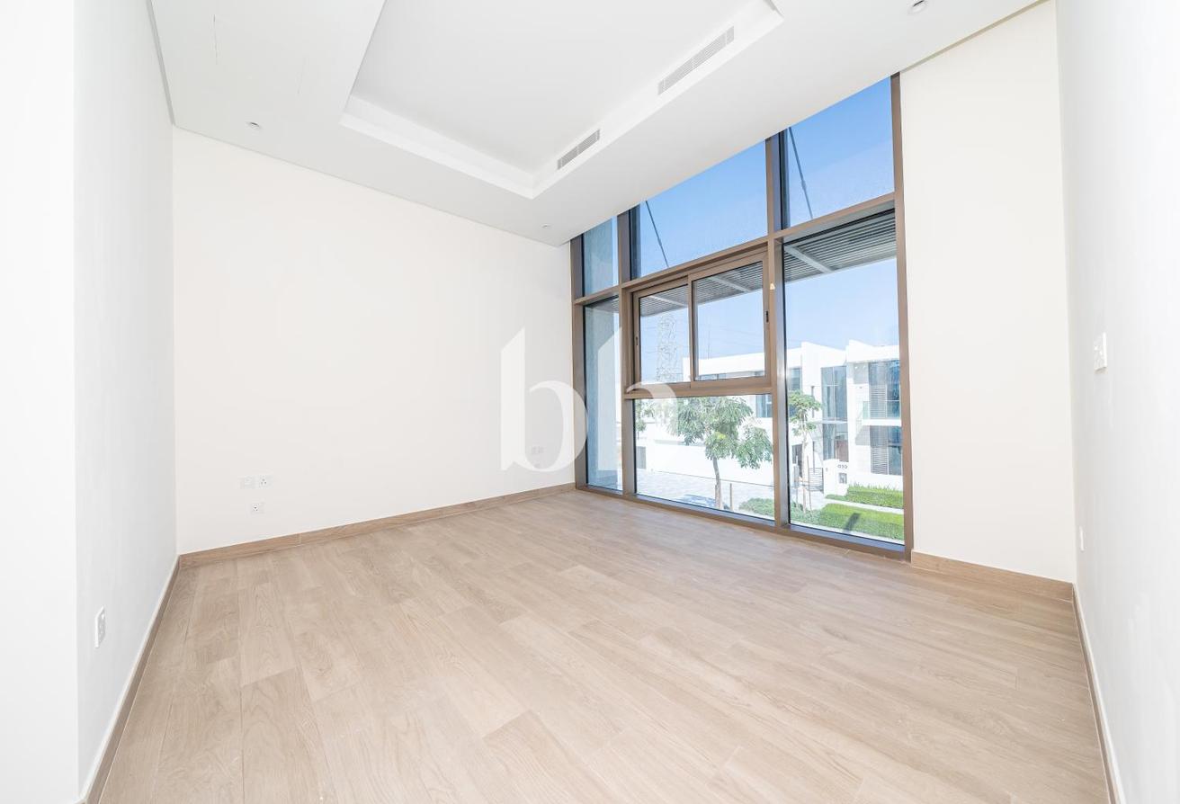 Prime location | Exclusive | Contemporary photo 13