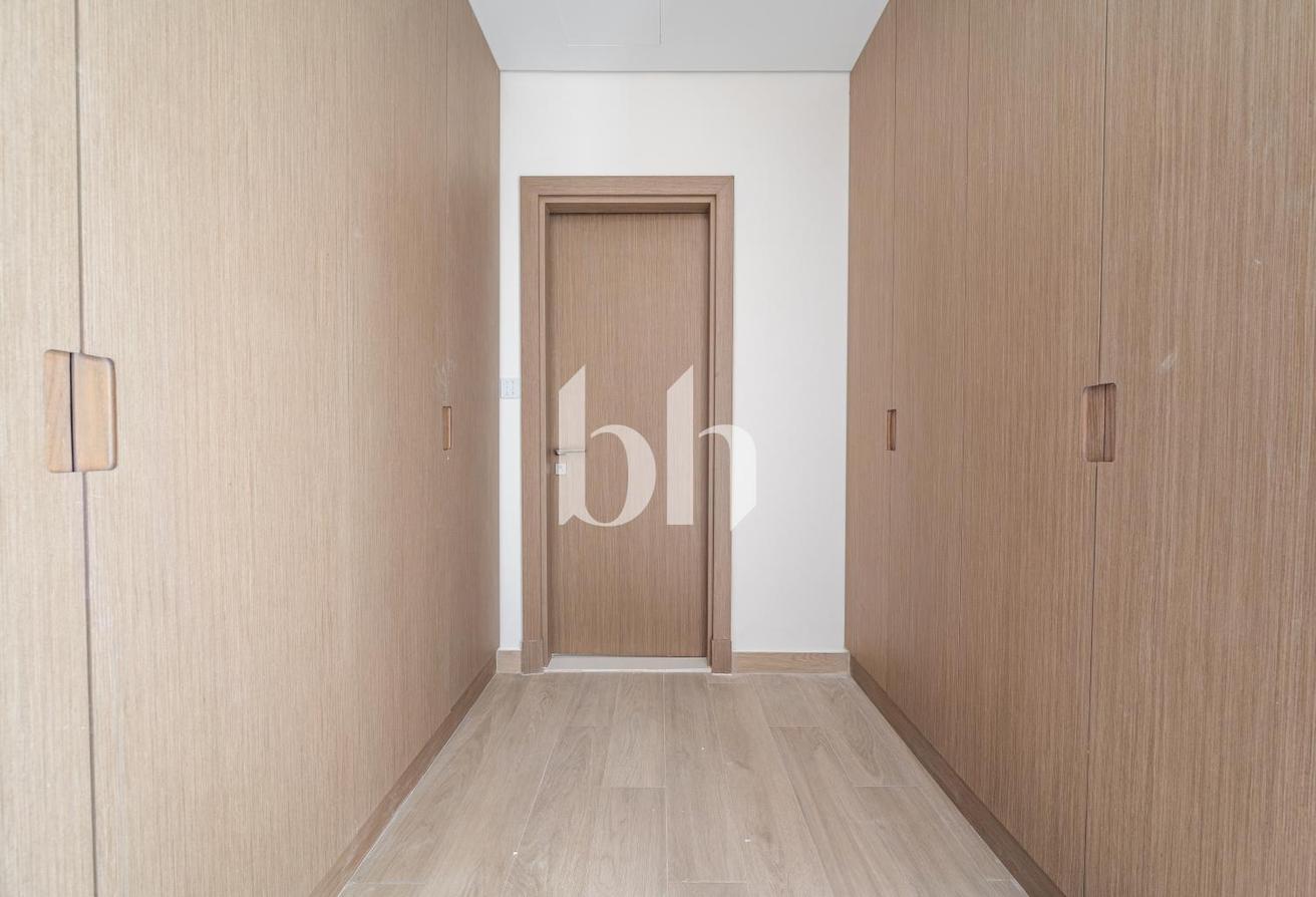Prime location | Exclusive | Contemporary photo 19