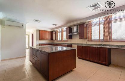 Villa - 6 Bedrooms - 6 Bathrooms for rent in Signature Villas Frond A - Signature Villas - Palm Jumeirah - Dubai