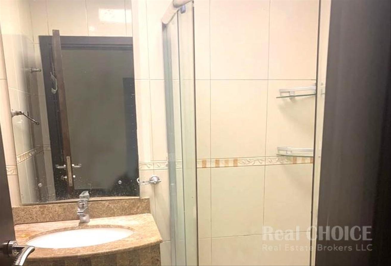 Vacant |Spacious |Prime Location |modern Amenities photo 4