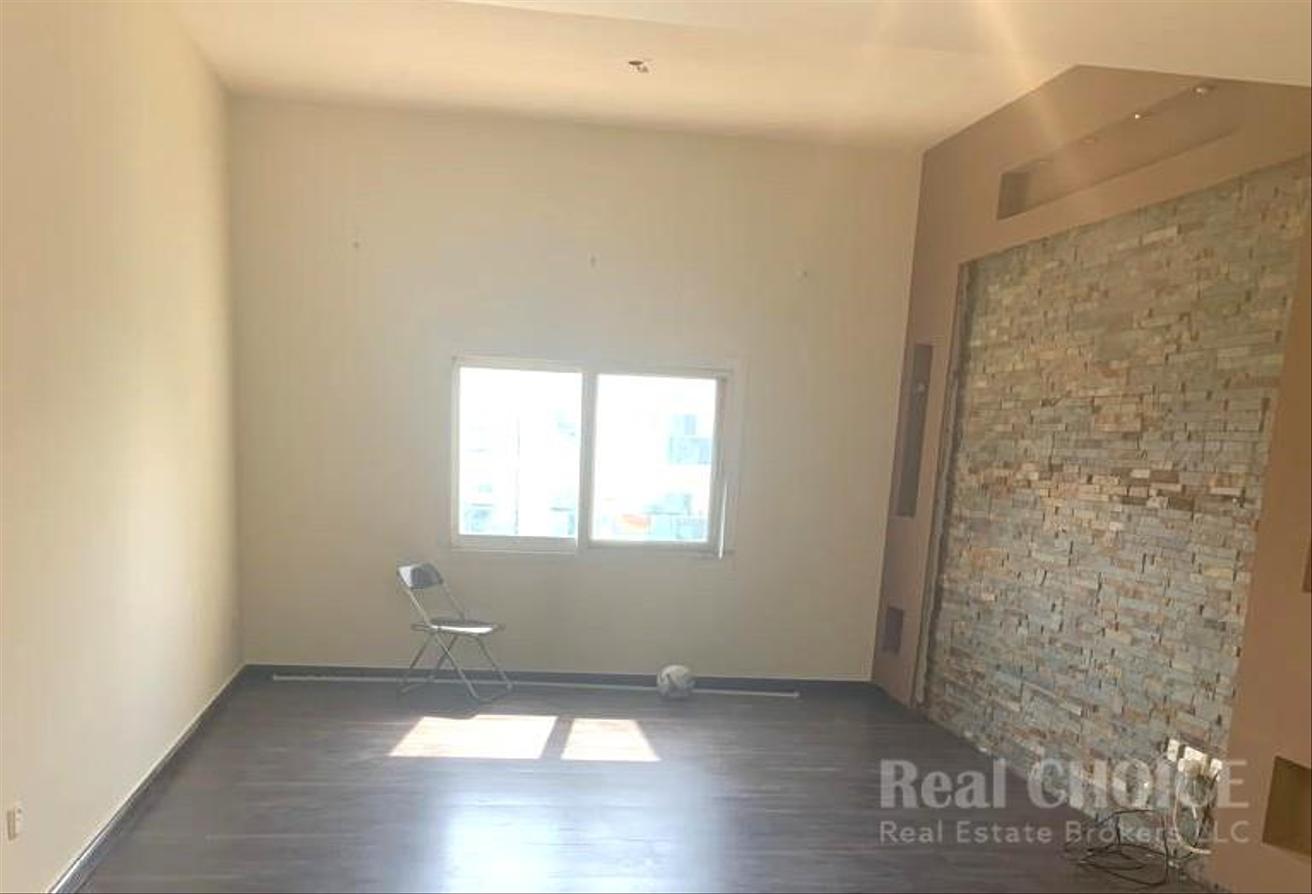 Vacant |Spacious |Prime Location |modern Amenities photo 3