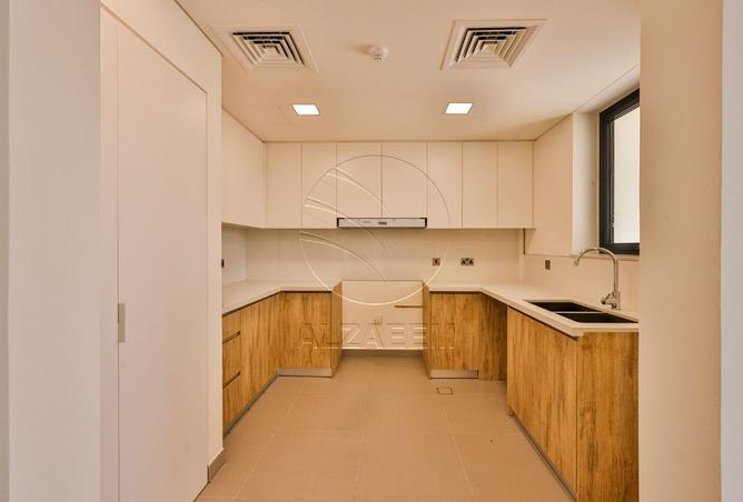 √ HOT DEAL! Single Row End Unit | TENANTED √ — photo 3
