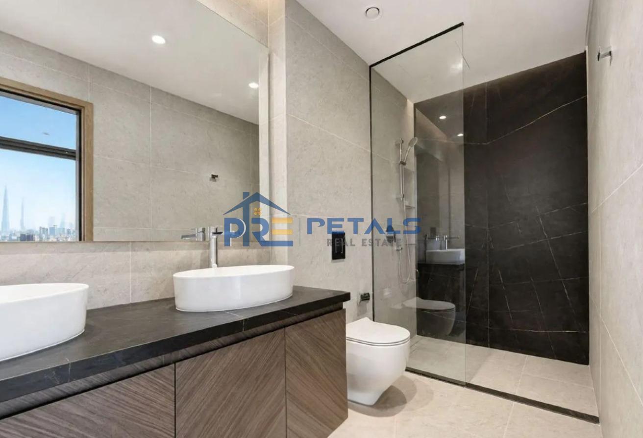 Full Canal And Burj Khalifa View 3BR+M High Floor photo 8