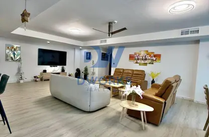 شقة - 3 غرف نوم - 4 حمامات للايجار في الجادة الخامسه - الفرجان - دبي