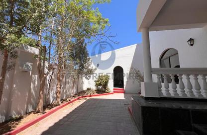 Villa - 5 Bedrooms - 7 Bathrooms for rent in Jumeirah 2 - Jumeirah - Dubai