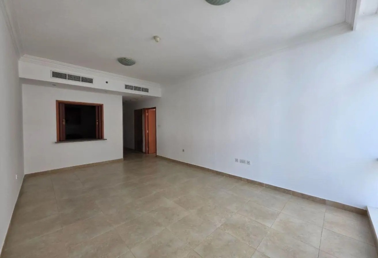 Spacious 1BR | Prime Dubai Marina Location |VACANT gallery image