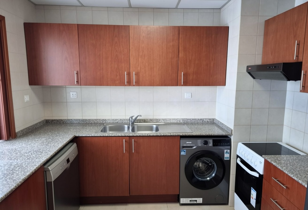 Spacious 1BR | Prime Dubai Marina Location |VACANT gallery image