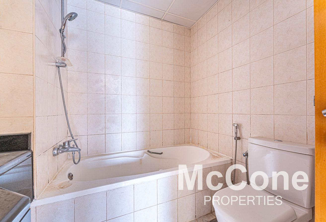 Next to Metro | Spacious | Storage Room photo 9