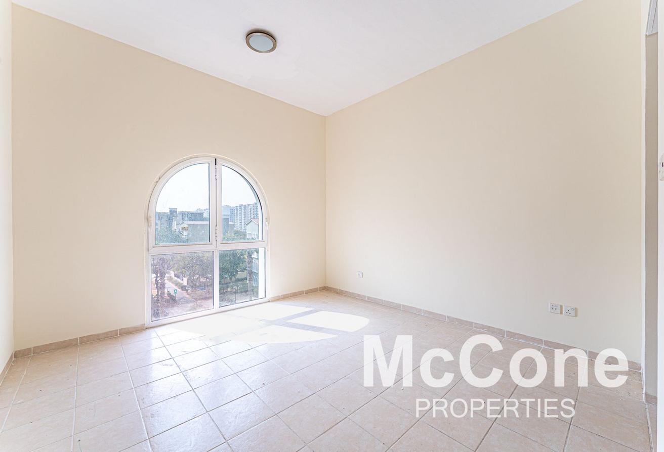 Next to Metro | Spacious | Storage Room photo 5
