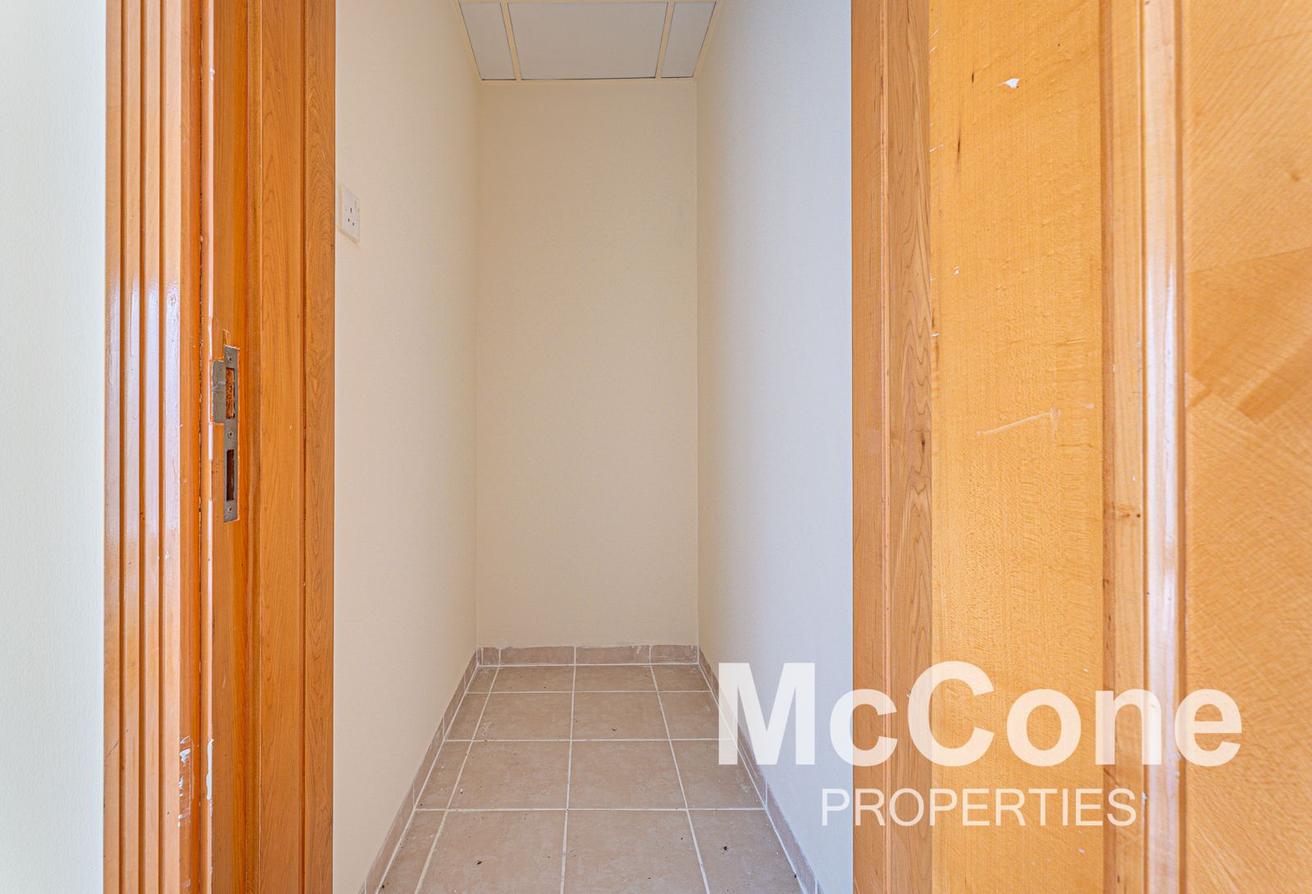 Next to Metro | Spacious | Storage Room photo 7